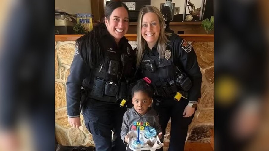 Menino de 4 anos liga para polícia após mãe comer seu sorvete Menino de 4 anos liga para polícia após mãe comer seu sorvete