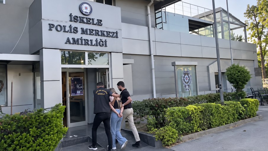 Tugrul Basar fugiu da Justiça turca por mais de 8 anos, enquanto vivia como uma mulher trans em Istambul Tugrul Basar fugiu da Justiça turca por mais de 8 anos, enquanto vivia como uma mulher trans em Istambul