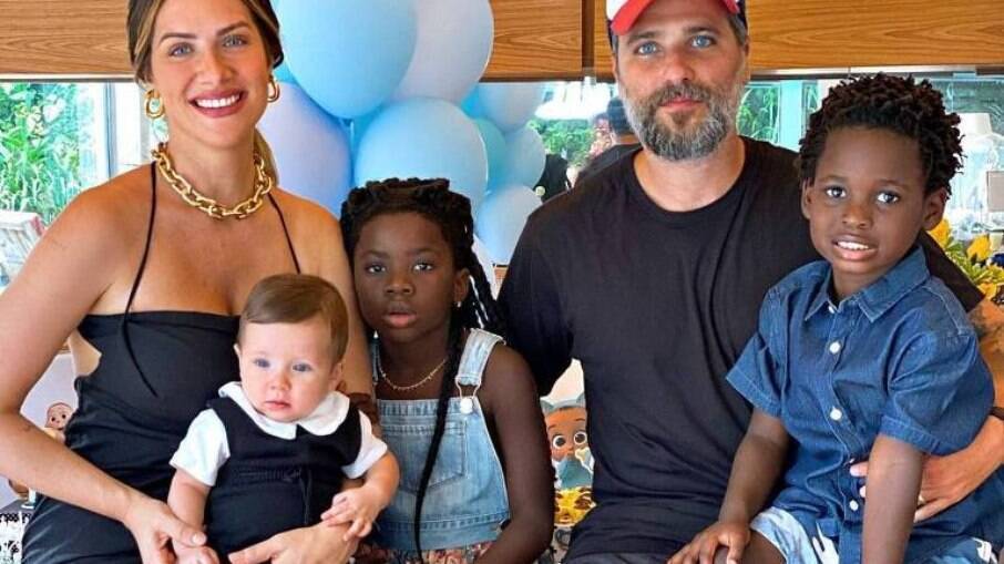 Veja as homenagens de Dia dos Pais dos famosos; na foto, Bruno Gagliasso, Giovana Ewbank e os filhos