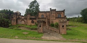Família de Torres (RS) mora em castelo na BR-101 e conta como é