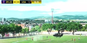 Helicóptero pousa em campo de futebol e interrompe partida