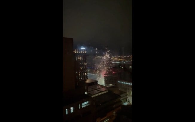 Torcida do Liverpool faz foguetório em frente ao hotel do Real