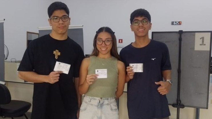 Trigêmeos tiram título juntos para votar pela primeira vez em SP