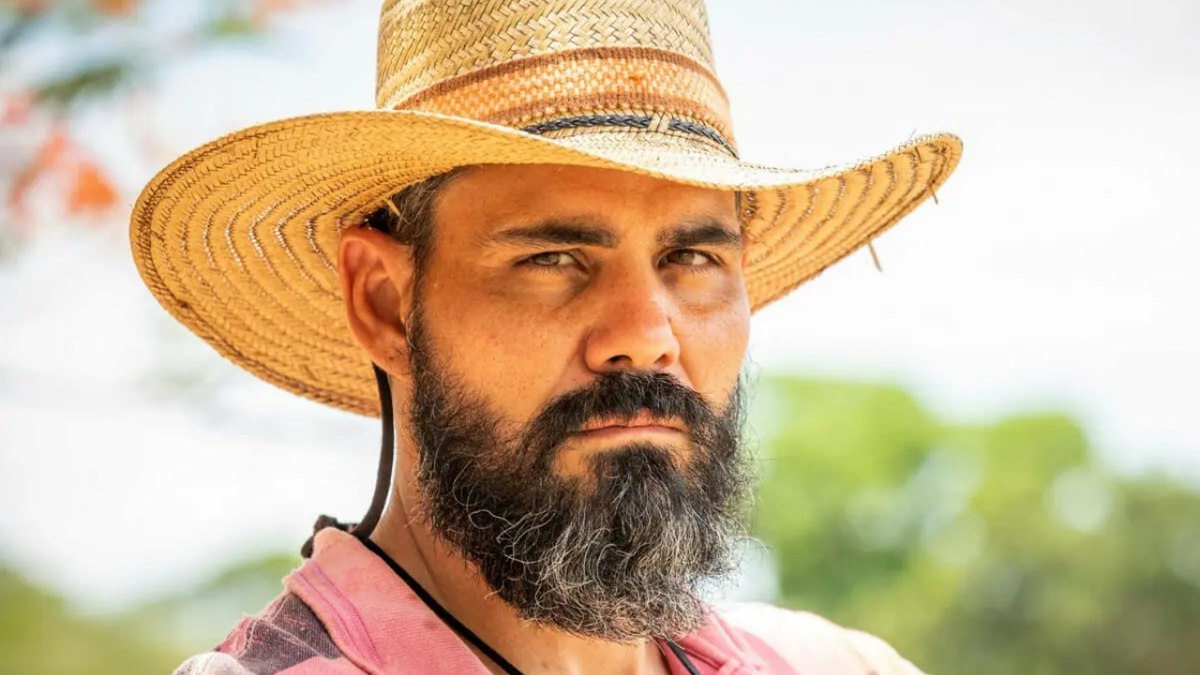 Juliano Cazarré como Alcides em 'Pantanal'