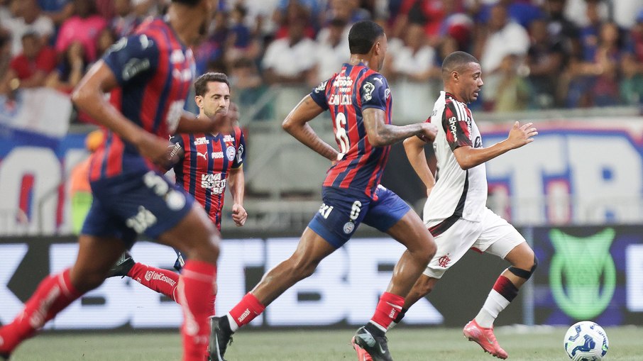 Nico de la Cruz carrega a bola cercado por adversários Nico de la Cruz carrega a bola cercado por adversários