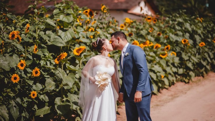 Casal%20planta%20girass%C3%B3is%20para%20o%20pr%C3%B3prio%20casamento