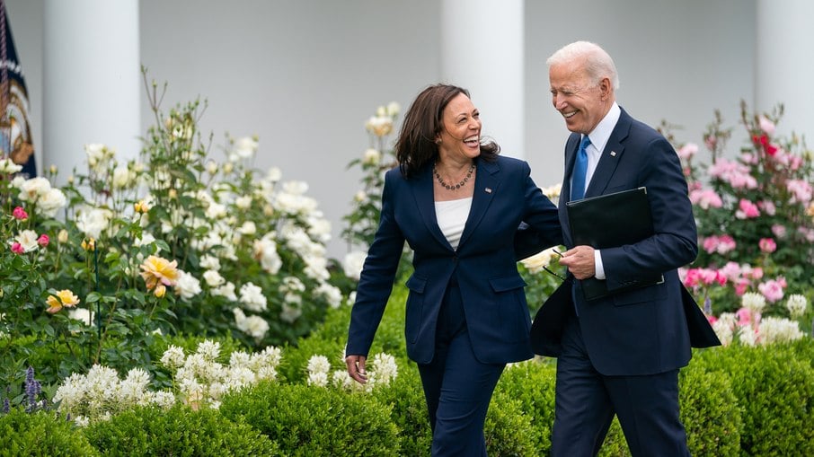 Biden e Kamala Harris caminham juntos na Casa Branca