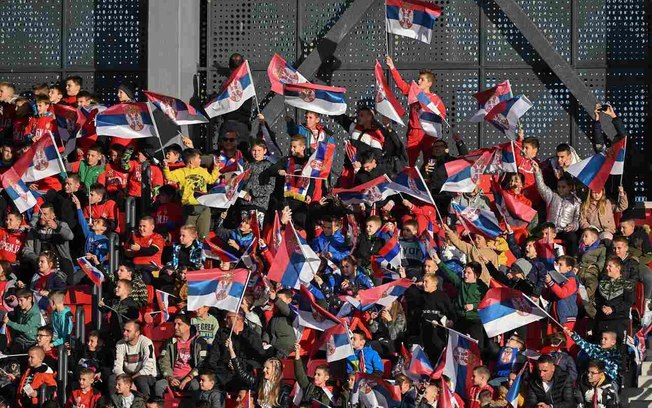 Torcedores da Sérvia em jogo contra a Bulgária