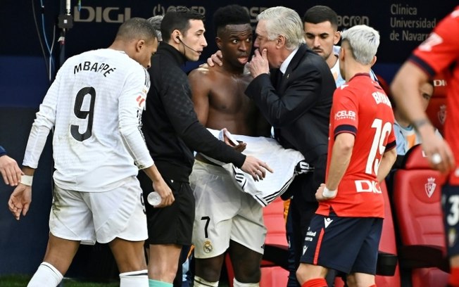O técnico italiano do Real Madrid, Carlo Ancelotti, orienta o brasileiro Vinícius Júnior durante o jogo do Campeonato Espanhol contra o Osasuna, em Sadar de Pamplona, em 15 de fevereiro de 2025 O técnico italiano do Real Madrid, Carlo Ancelotti, orienta o brasileiro Vinícius Júnior durante o jogo do Campeonato Espanhol contra o Osasuna, em Sadar de Pamplona, em 15 de fevereiro de 2025