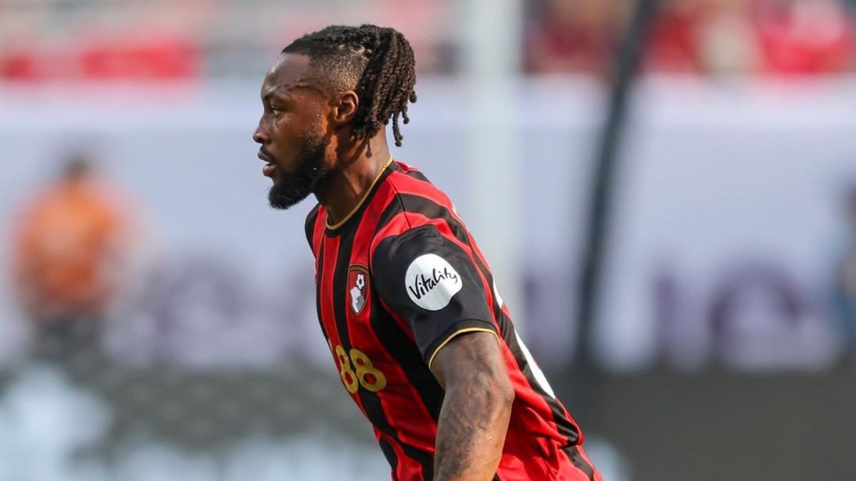 Caso de racismo paralisa estreia do Liverpool na Premier League Caso de racismo paralisa estreia do Liverpool na Premier League