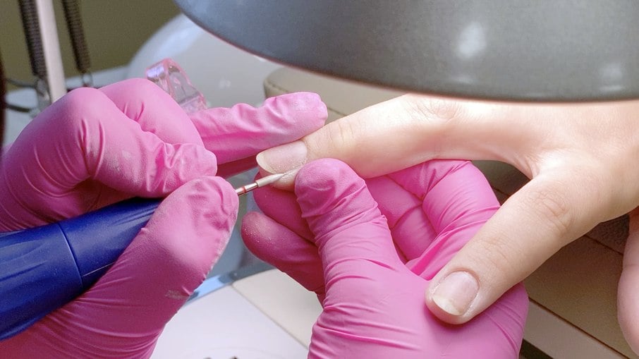 Fungos e infecções: saiba como evitar riscos ao fazer as unhas