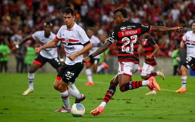 Bruno Henrique em ação pelo Rubro-Negro diante do Tricolor Paulista, no Maracanã