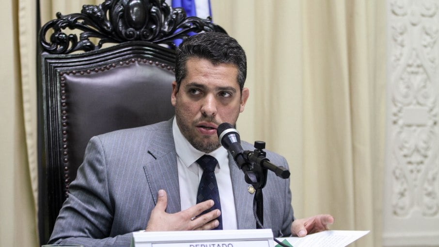 Deputado estadual Rodrigo Amorim (PTB) do Rio de Janeiro fala ao microfone na Alerj - 04.07.2022