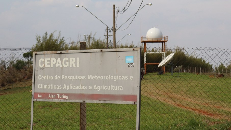 Antena de 3,5 toneladas foi instalada no dia 07 de outubro