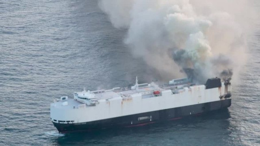 Início do incêndio em navio com 3 mil carros elétricos paralisa rota no Pacífico Início do incêndio em navio com 3 mil carros elétricos paralisa rota no Pacífico