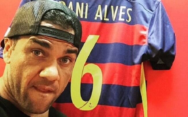 Daniel Alves já fez homenagens para Xavi e Abidal