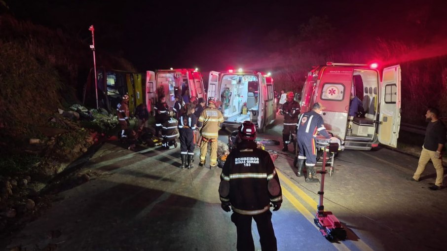 Ônibus capota na BR-251 e deixa 5 mortos e 43 feridos em MG
