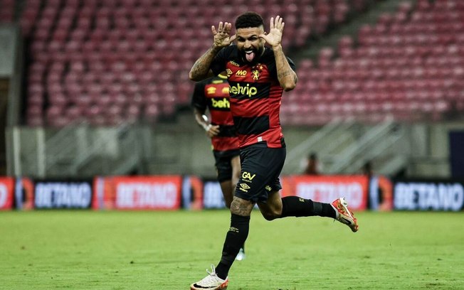 Romarinho comemora o gol da virada no Clássico dos Clássicos