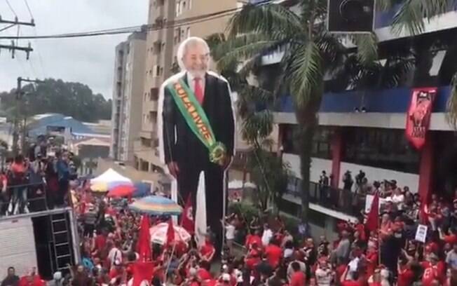 Ex-presidente aparece com faixa presidencial ostentando frase 