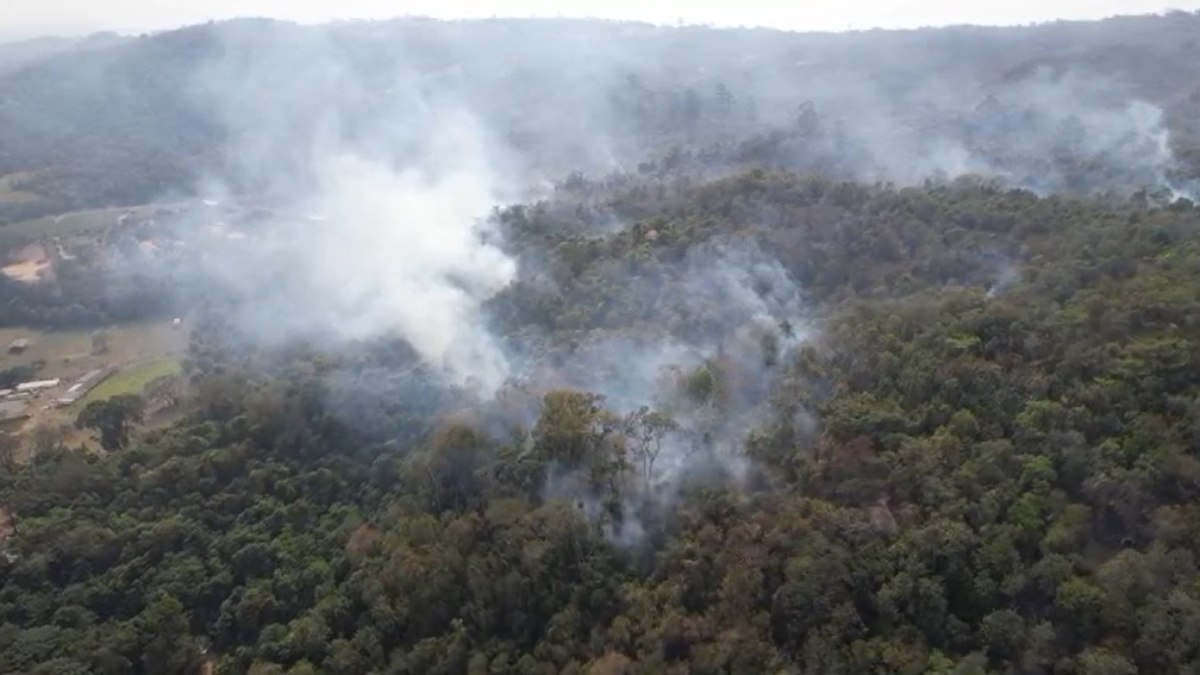 Imagem mostra incêndio na Serra dos Cocais, em Valinhos.