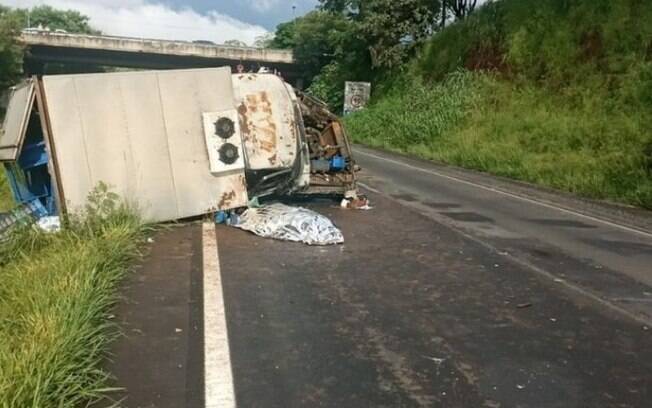 Motorista morre após ser arremessado de caminhão na Luiz de Queiroz