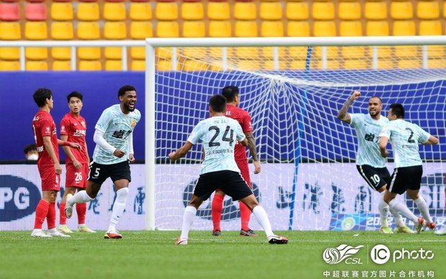 Ex-Flamengo estreia com gol e garante vitória na China