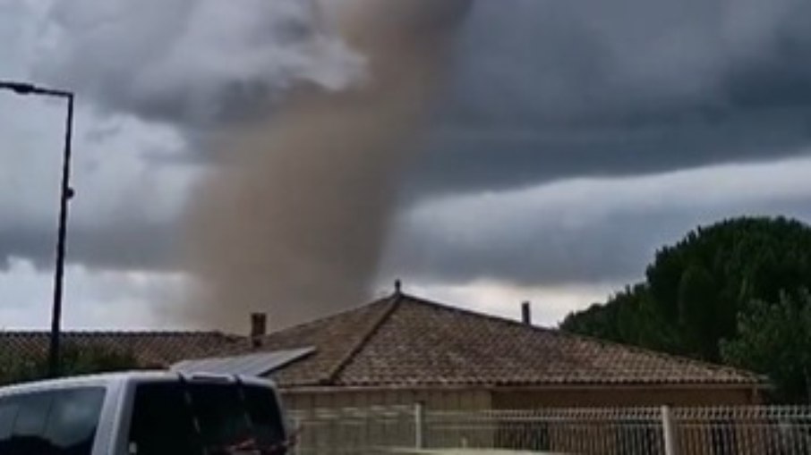 41 pessoas ficam feridas após passagem de tornado na França 41 pessoas ficam feridas após passagem de tornado na França