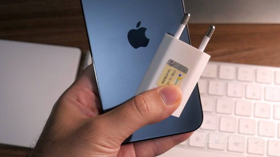 Apple é condenada a indenizar cliente por vender iPhone sem carregador