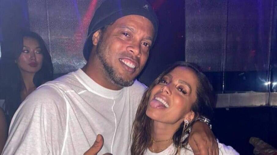 Anitta encontra Ronaldinho em balada