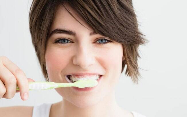 Escovar os dentes pode ser mais fácil com escovas elétricas; mas é preciso atenção para que os benefícios sejam os mesmos