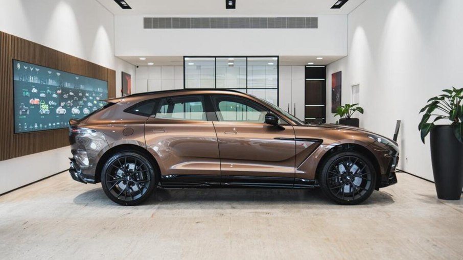 Perfil do Aston Martin DBX S destaca o desenho musculoso e as rodas de 23 polegadas