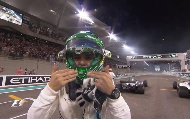 Felipe Massa manda beijos para a câmera depois da última corrida na F1