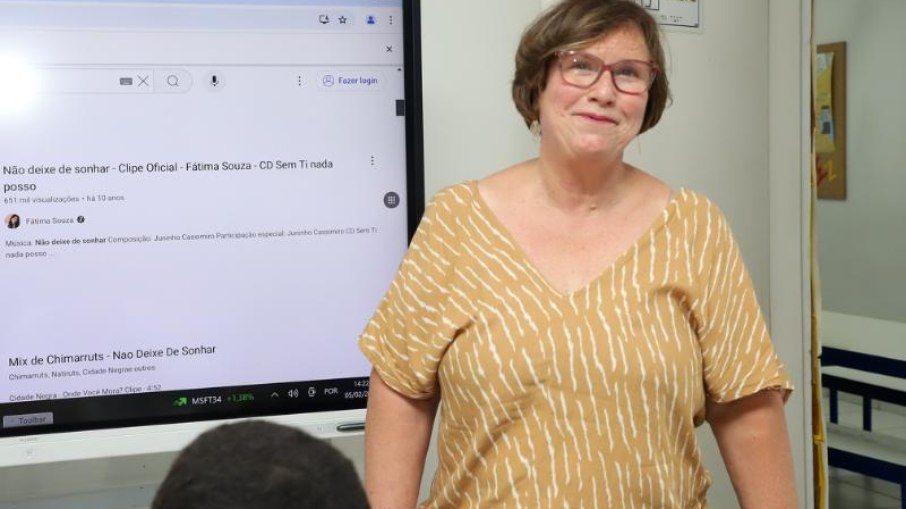 A Professora Maria José se realiza com o progresso dos alunos.