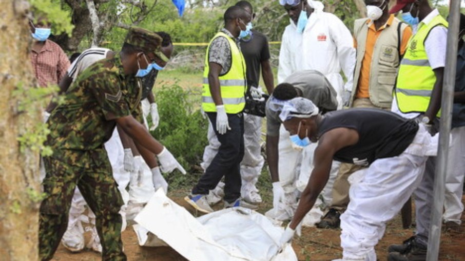 Polícia queniana exuma corpos de membros da seita do jejum