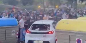 Carro atropela torcedores antes de jogo do Barcelona; assista