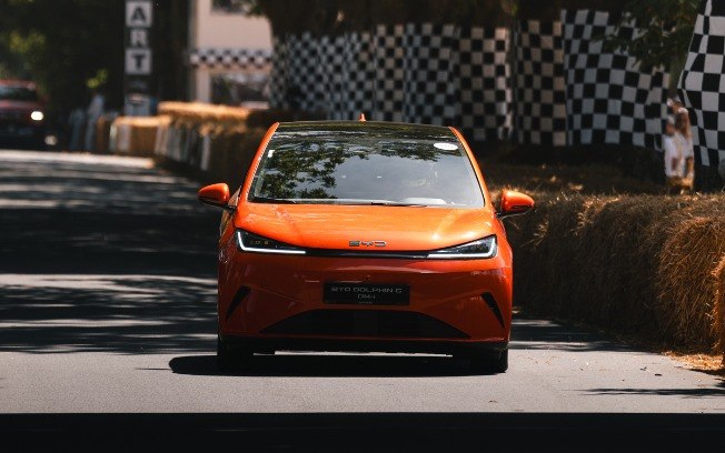 Novo BYD Dolphin G promete autonomia combinada de até 1.040 km com bateria carregada e tanque cheio Novo BYD Dolphin G promete autonomia combinada de até 1.040 km com bateria carregada e tanque cheio