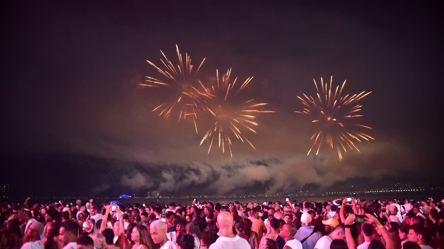 Um espetáculo pirotécnico de baixo estampido, com cerca de 16 minutos de duração e aproximadamente duas toneladas de fogos