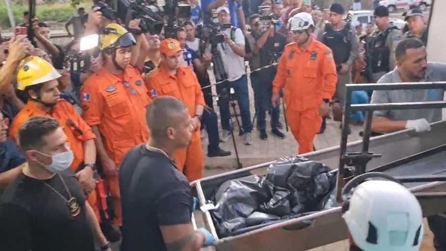 Corpo da recém-nascida sendo retirado pela Polícia Civil Corpo da recém-nascida sendo retirado pela Polícia Civil