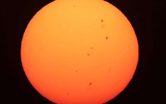 Espera-se que uma enorme bola de plasma e seu campo magnético correspondente, expelidos pelo Sol, impactem imediatamente a Terra, o que poderia desencadear auroras boreais Espera-se que uma enorme bola de plasma e seu campo magnético correspondente, expelidos pelo Sol, impactem imediatamente a Terra, o que poderia desencadear auroras boreais