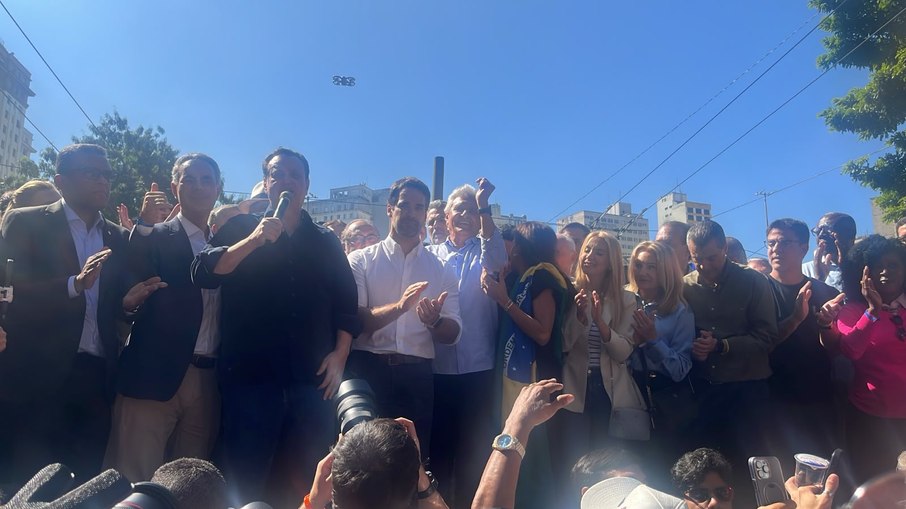 Caiado, Kassab e apoiadores, na frente do PSD, encerrando a convenção