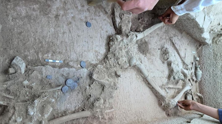 Túmulo de um lutador de 2.400 anos foi descoberto em Aspendos Túmulo de um lutador de 2.400 anos foi descoberto em Aspendos