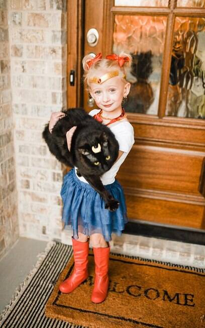 Gato e menina vestidos de Sailor Moon