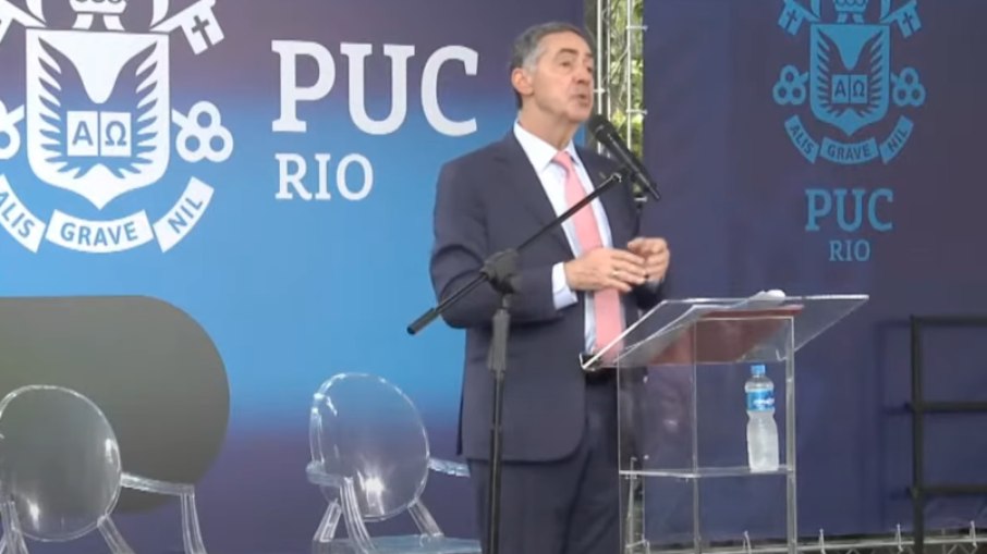 Luis Roberto Barroso durante aula magna na PUC-Rio