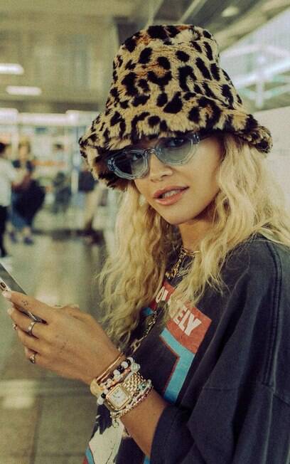 Rita Ora é uma das famosas que aderiram às pulseiras feitas de miçanga, uma tendência entre os acessórios do momento