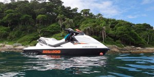 Homem morre e filha fica ferida em batida entre jetskis