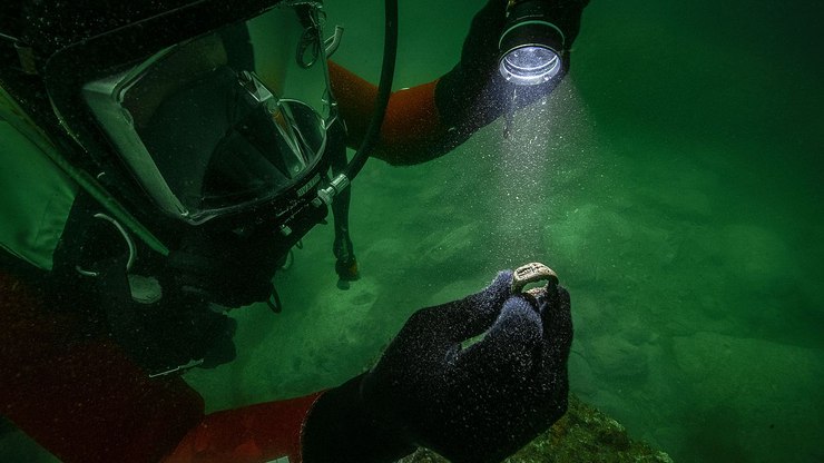 Anel com imagem do Farol de Alexandria é encontrado submerso