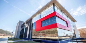 Coca-Cola fecha fábricas, corta empregos e muda produção