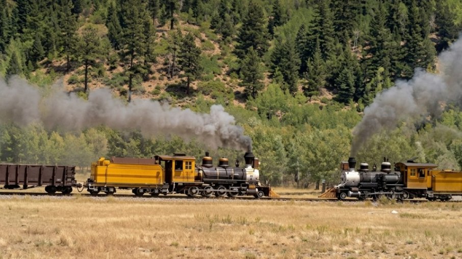 As duas locomotivas a vapor destruídas intencionalmente durante as filmagens de Denver and Rio Grande, em 1951.
