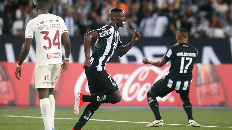 Luiz Henrique comemora após marcar um dos gols da vitória do Botafogo