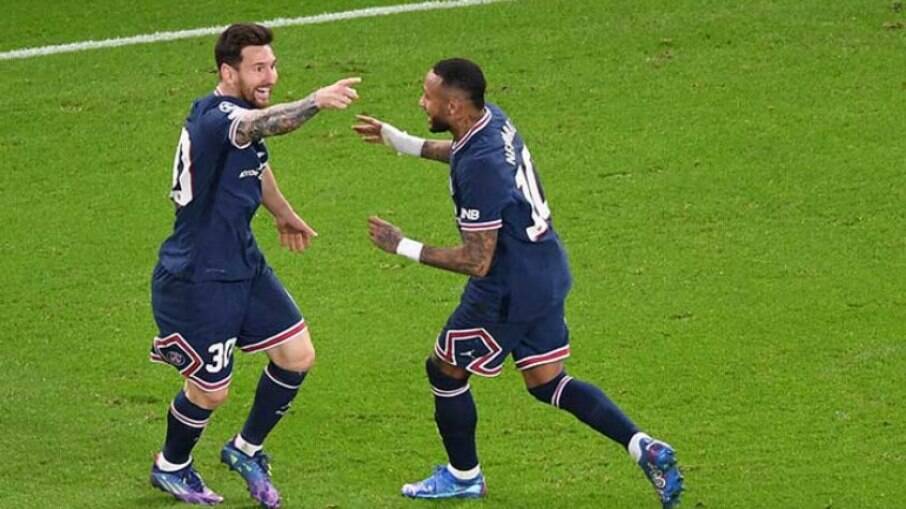 Messi e Neymar comemoram gol pelo PSG